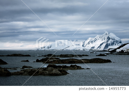 Beautiful snow-capped mountains 14955773
