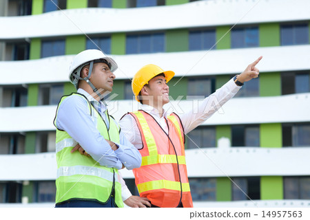Maintenance team in front of industrial building 14957563