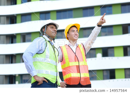 Maintenance team in front of industrial building 14957564