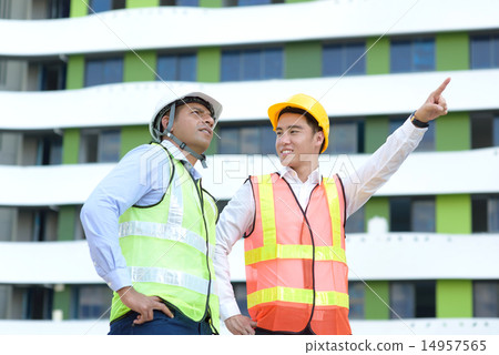 Maintenance team in front of industrial building 14957565