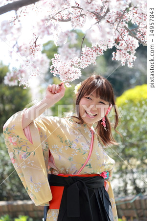 10.20 Japanese woman hakama in her twenties 14957843