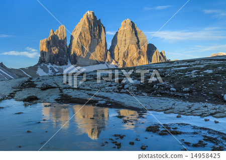 Tre cime di Lavaredo at sunrise, Dolomite Alps 14958425
