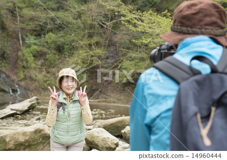 Senior couple hiking 14960444