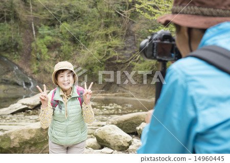 Senior couple hiking 14960445