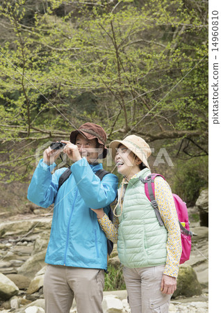 Senior couple hiking 14960810