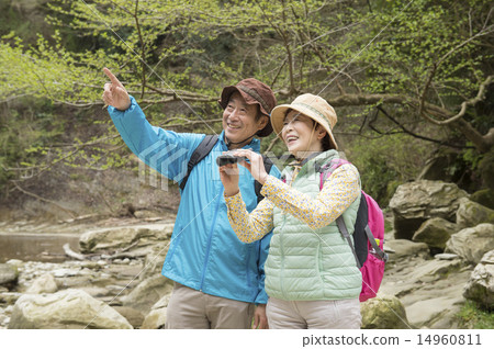 Senior couple hiking 14960811