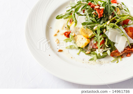 salad with arugula 14961786