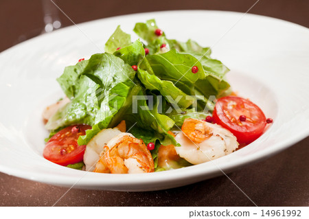 salad with shrimps 14961992