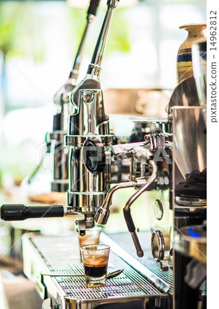 Prepares espresso in modern coffee shop Prepares espresso in modern coffee shop 14962812