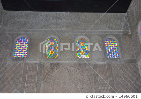 彩色玻璃充滿了幾何圖案和Fes的神學院,牆壁很漂亮,Bu·Inania·Madrasa 彩色玻璃充滿了幾何圖案和Fes的神學院,牆壁很漂亮,Bu·Inania·Madrasa 14966601