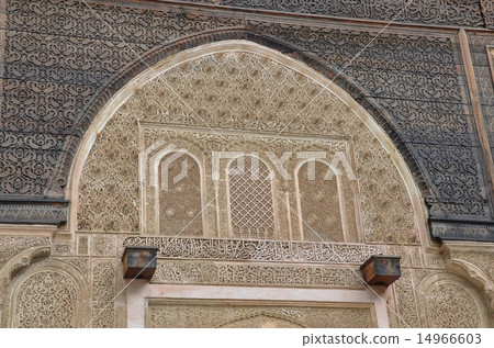 在Fes神學院的Bu·Inania·Madrasa外牆的詳細水印雕刻 14966603