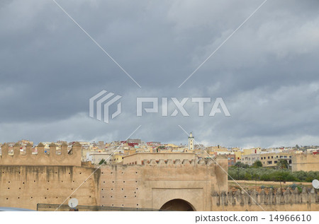 It is a World Heritage Fès surrounded by the walls, a high tower is a minaret of Bu · Inania · Madrasa (seminary) 14966610