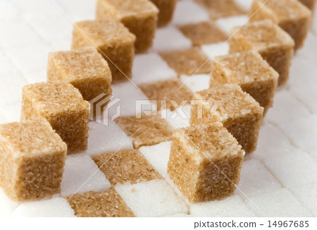 Cubes of not refined reed sugar and white sugar 14967685