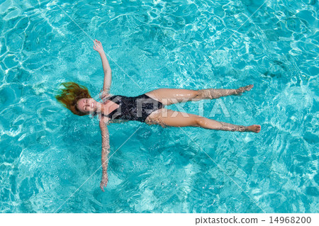Young woman swiming in sea 14968200