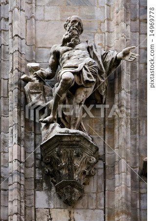 a statue in the front of duomo 14969778
