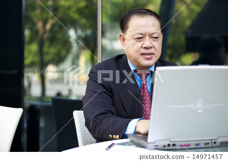 Businessman using laptop 14971457