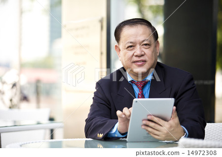 Asian businessman using tablet 14972308