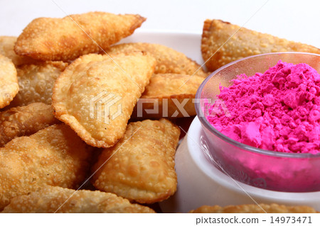 gujia in plate with holi color in bowl 14973471