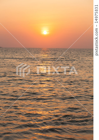 The sun goes down. The sun goes down. 14975831