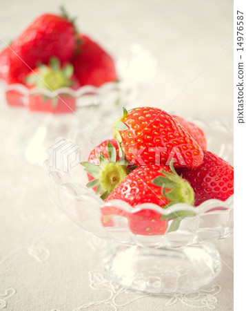 Strawberry of dessert glasses (vertical position) 14976587