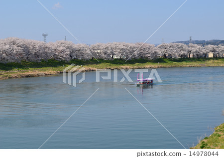 At first glance Senbonzakura and a houseboat 14978044