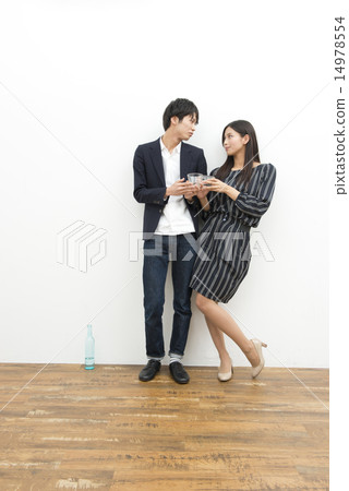 Two people toast 14978554