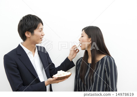 Men and women who eat sweets 14978619