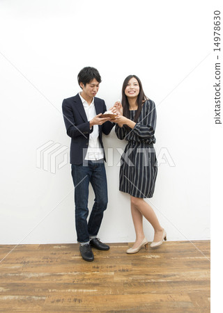 兩個人吃甜食 兩個人吃甜食 14978630