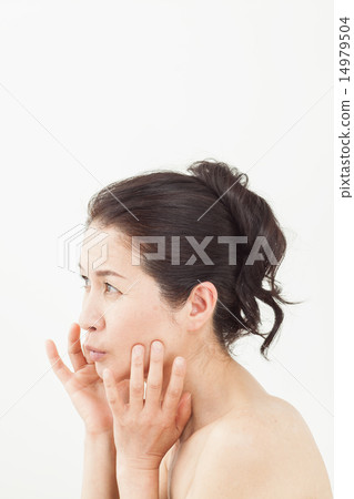 Middle female face 14979504