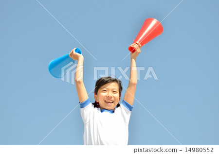 女孩在藍天支持（健身房衣服，擴音器） 14980552