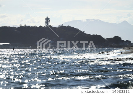 Enoshima is seen from the sandy beach near Inamurakesaki 14983311