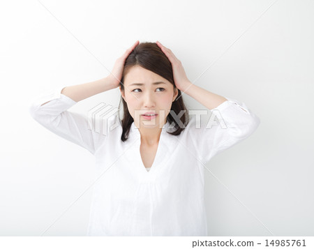 一個年輕的女人抱著一個頭 一個年輕的女人抱著一個頭 14985761