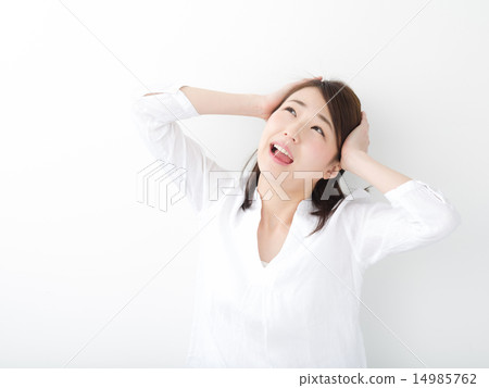 一個年輕的女人抱著一個頭 14985762