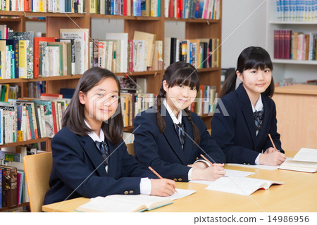 初中生在圖書館學習 14986956