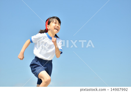 在藍天(運動服)中運行的女孩 在藍天(運動服)中運行的女孩 14987992