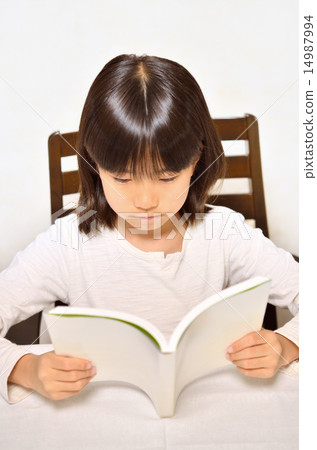 A girl who reads A girl who reads 14987994