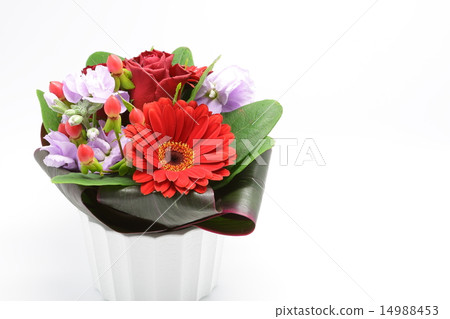 Flower arrangement with crimson gerbera in the center 14988453