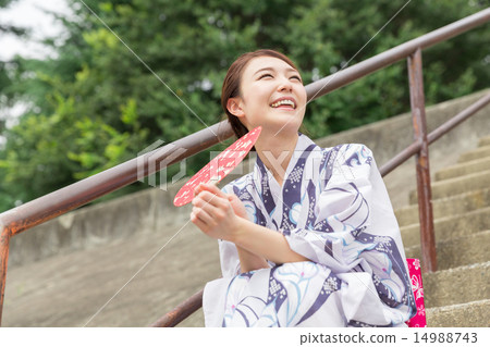 A woman in a yukata A woman in a yukata 14988743
