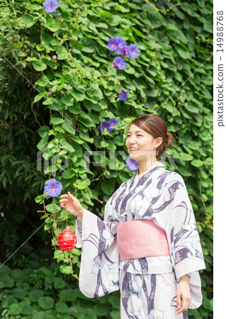 A woman in a yukata 14988768