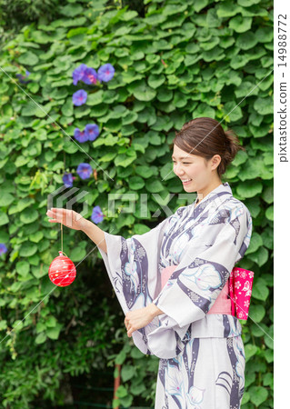 A woman in a yukata 14988772