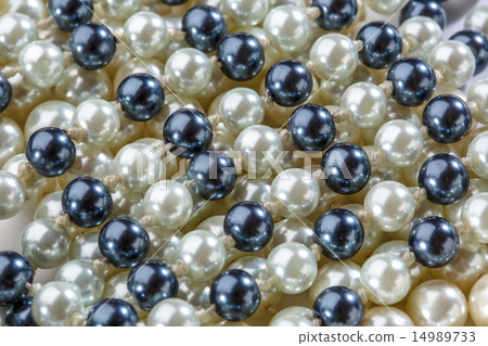 String of black and white pearls String of black and white pearls 14989733