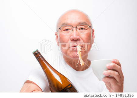 Senior who drinks alcohol 14991386