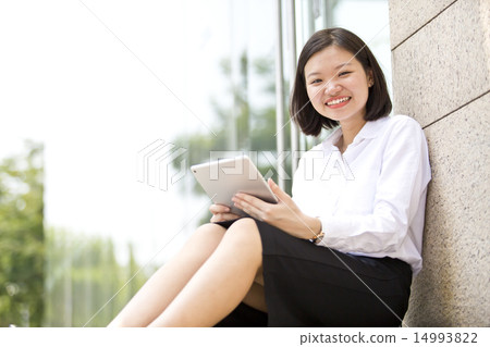 Asian young female executive holding a tablet 14993822