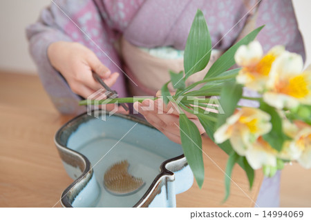 ikebana, passage through audience to stage, floral arrangement 14994069