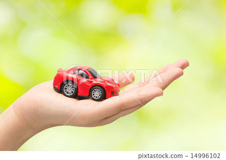 hand holding the model of car 14996102