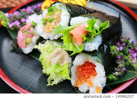 Hand rolled sushi 14996207