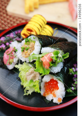 Hand rolled sushi 14996208