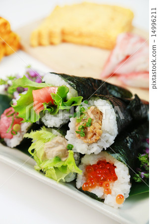 Hand rolled sushi 14996211
