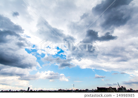 多雲天空在春天偷看通過雲彩的藍天 多雲天空在春天偷看通過雲彩的藍天 14998985