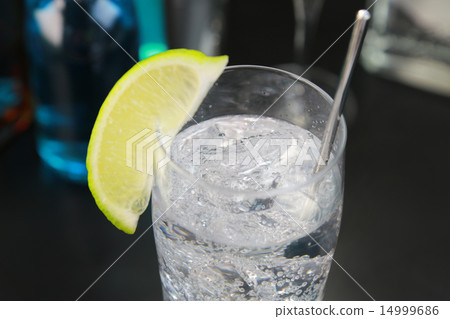 Gin and tonic 14999686